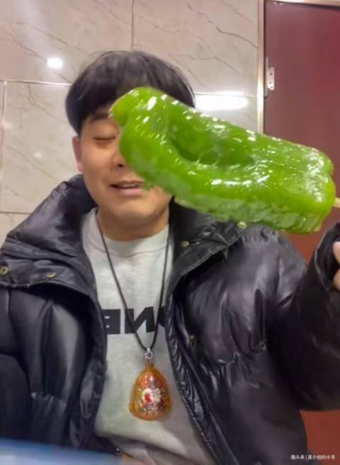 青岛吃瓜网红事件视频,一场网络舆论的风暴与反思  第1张 青岛吃瓜网红事件视频,一场网络舆论的风暴与反思  第1张
